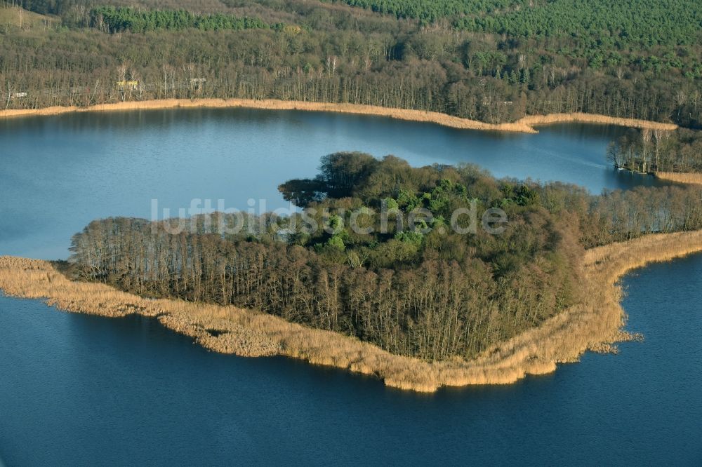 Berkenbrück aus der Vogelperspektive: See- Insel auf dem Dehmsee in Berkenbrück im Bundesland Brandenburg