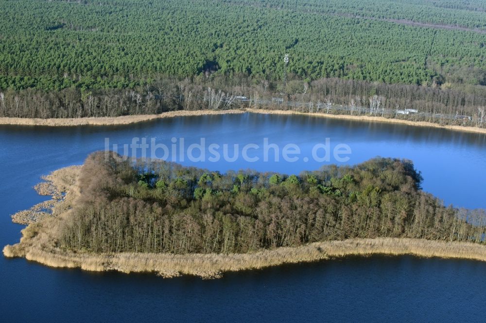 Berkenbrück von oben - See- Insel auf dem Dehmsee in Berkenbrück im Bundesland Brandenburg