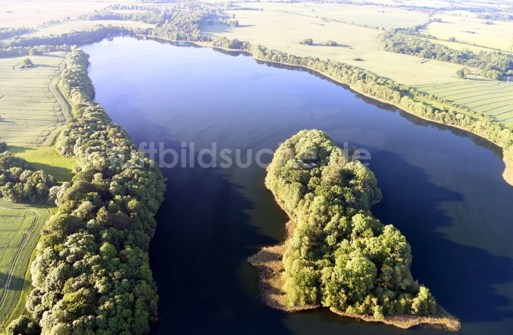 Klocksin von oben - See- Insel auf dem Flacher See in Klocksin im Bundesland Mecklenburg-Vorpommern, Deutschland