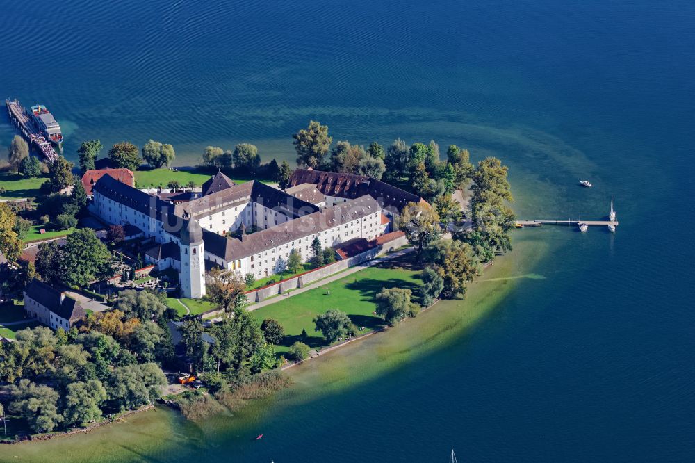 Chiemsee von oben - See- Insel der Frauerninsel mit dem Kloster der Abtei Frauenwörth in Chiemsee im Bundesland Bayern, Deutschland