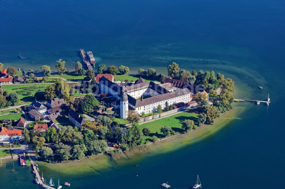 Chiemsee aus der Vogelperspektive: See- Insel der Frauerninsel mit dem Kloster der Abtei Frauenwörth in Chiemsee im Bundesland Bayern, Deutschland