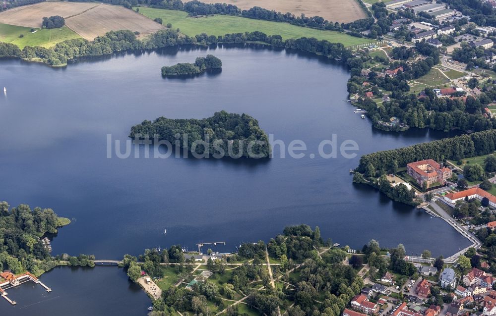Luftaufnahme Eutin - See- Insel auf dem Großen Eutiner See im Ortsteil Fasaneninsel in Eutin im Bundesland Schleswig-Holstein