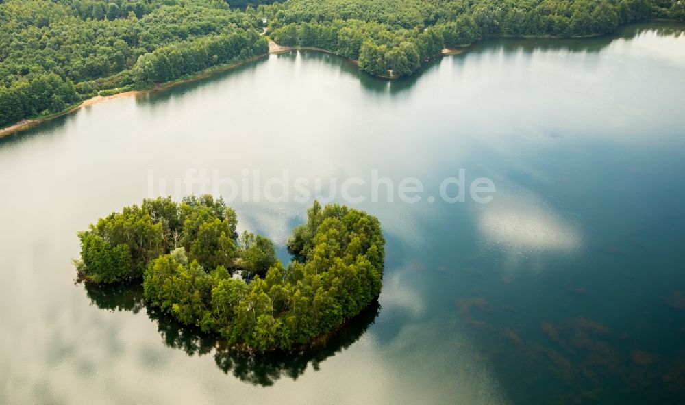 Bottrop von oben - See- Insel auf dem Heidesee in Bottrop im Bundesland Nordrhein-Westfalen, Deutschland