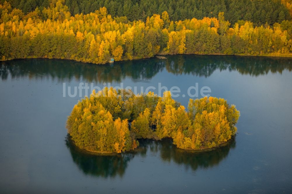 Bottrop aus der Vogelperspektive: See- Insel auf dem Heidesee in Bottrop im Bundesland Nordrhein-Westfalen, Deutschland