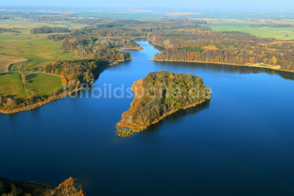 Knorrendorf aus der Vogelperspektive: See- Insel auf dem Kastorfer See in Knorrendorf im Bundesland Mecklenburg-Vorpommern, Deutschland