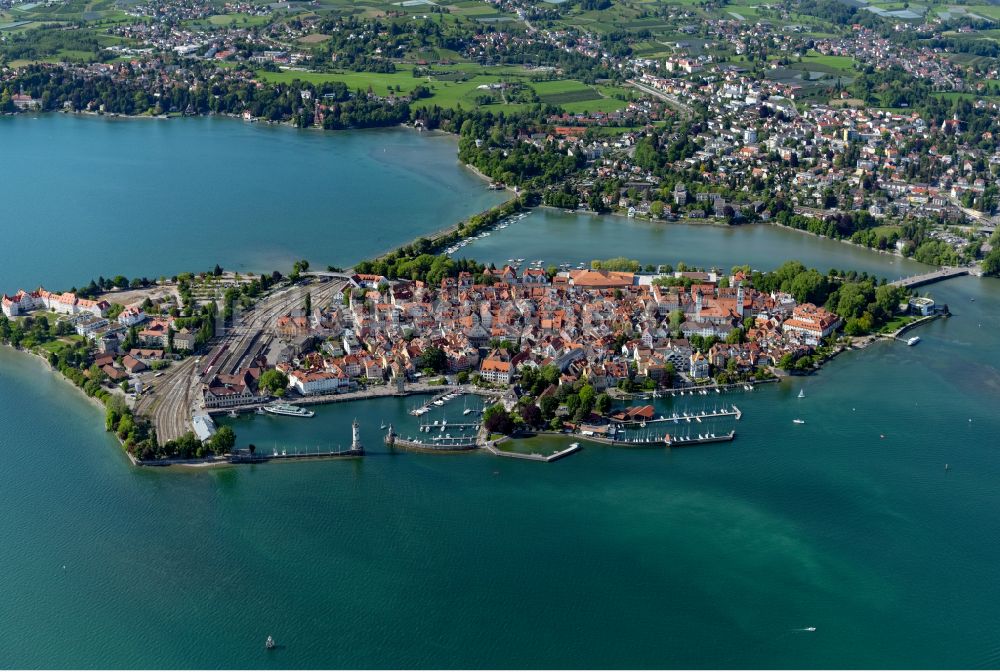 Lindau (Bodensee) von oben - See- Insel Lindau in Lindau (Bodensee) im Bundesland Bayern, Deutschland