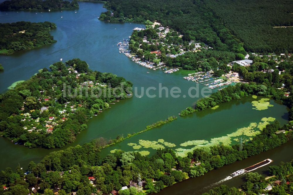 Berlin aus der Vogelperspektive: See- Insel auf dem Maienwerder im Tegeler See in Berlin