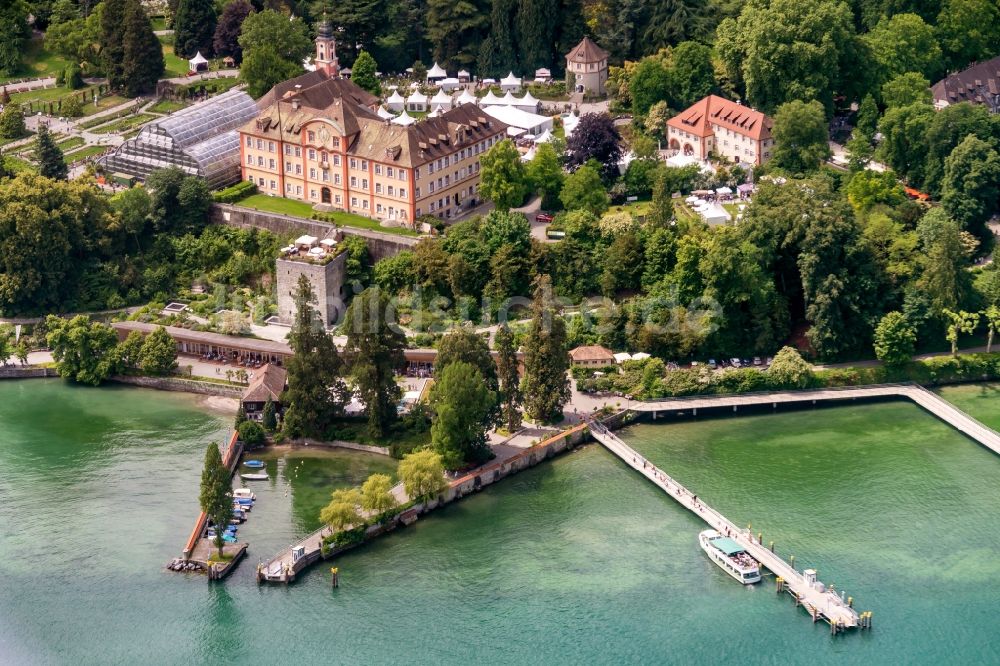 Konstanz aus der Vogelperspektive: See- Insel auf dem Mainau mit Schloss in Konstanz im Bundesland Baden-Württemberg, Deutschland