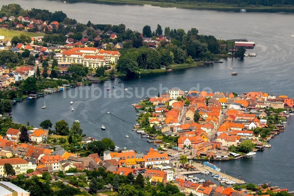 Malchow aus der Vogelperspektive: See- Insel auf dem Malchower See entlang der Langen Straße in Malchow im Bundesland Mecklenburg-Vorpommern