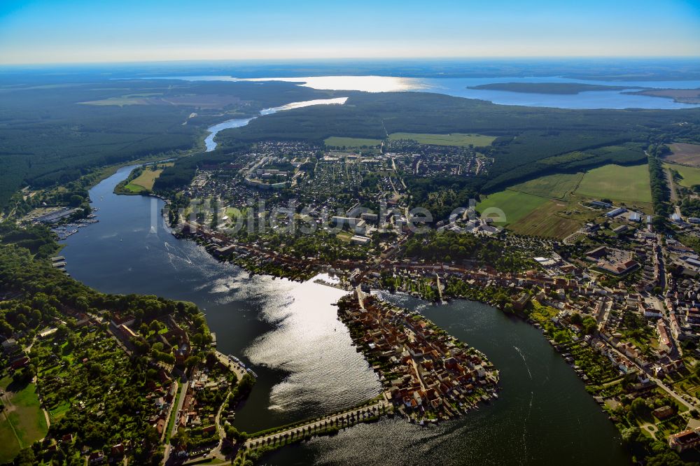 Malchow aus der Vogelperspektive: See- Insel auf dem Malchower See entlang der Langen Straße in Malchow im Bundesland Mecklenburg-Vorpommern