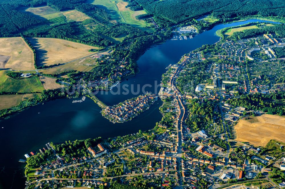 Malchow von oben - See- Insel auf dem Malchower See entlang der Langen Straße in Malchow im Bundesland Mecklenburg-Vorpommern