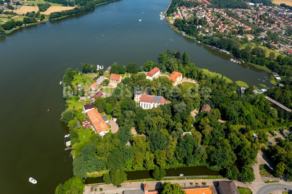 Mirow aus der Vogelperspektive: See- Insel auf dem Mirower See in Mirow im Bundesland Mecklenburg-Vorpommern