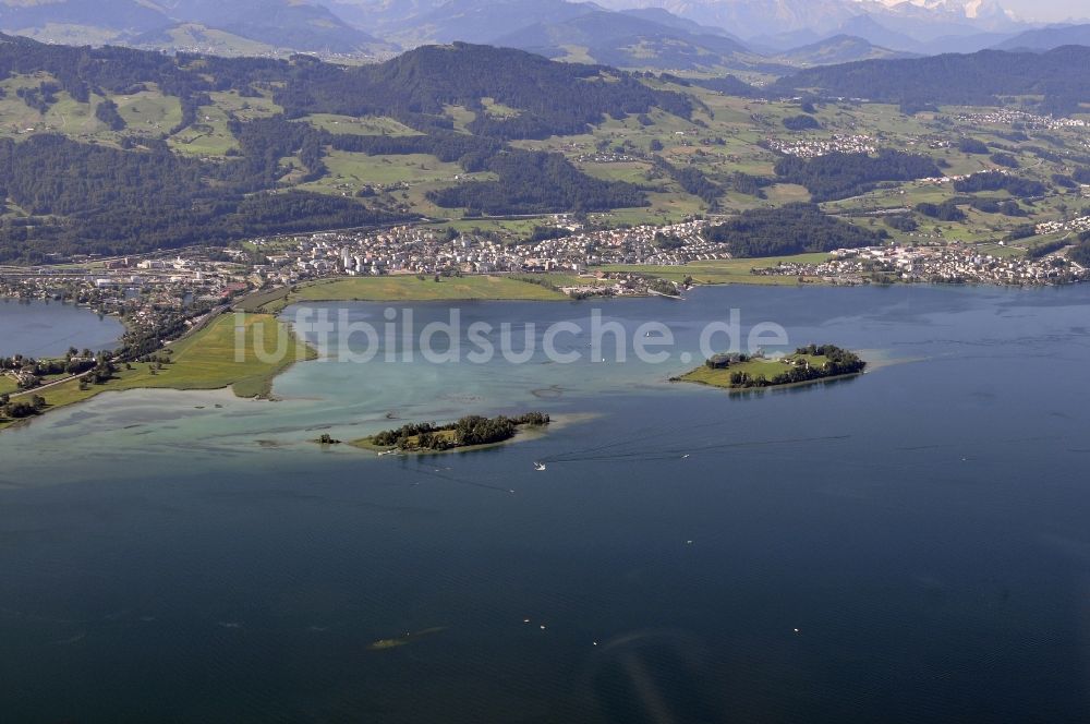 Pfäffikon aus der Vogelperspektive: See- Insel auf dem Obersee in Pfäffikon in Schweiz