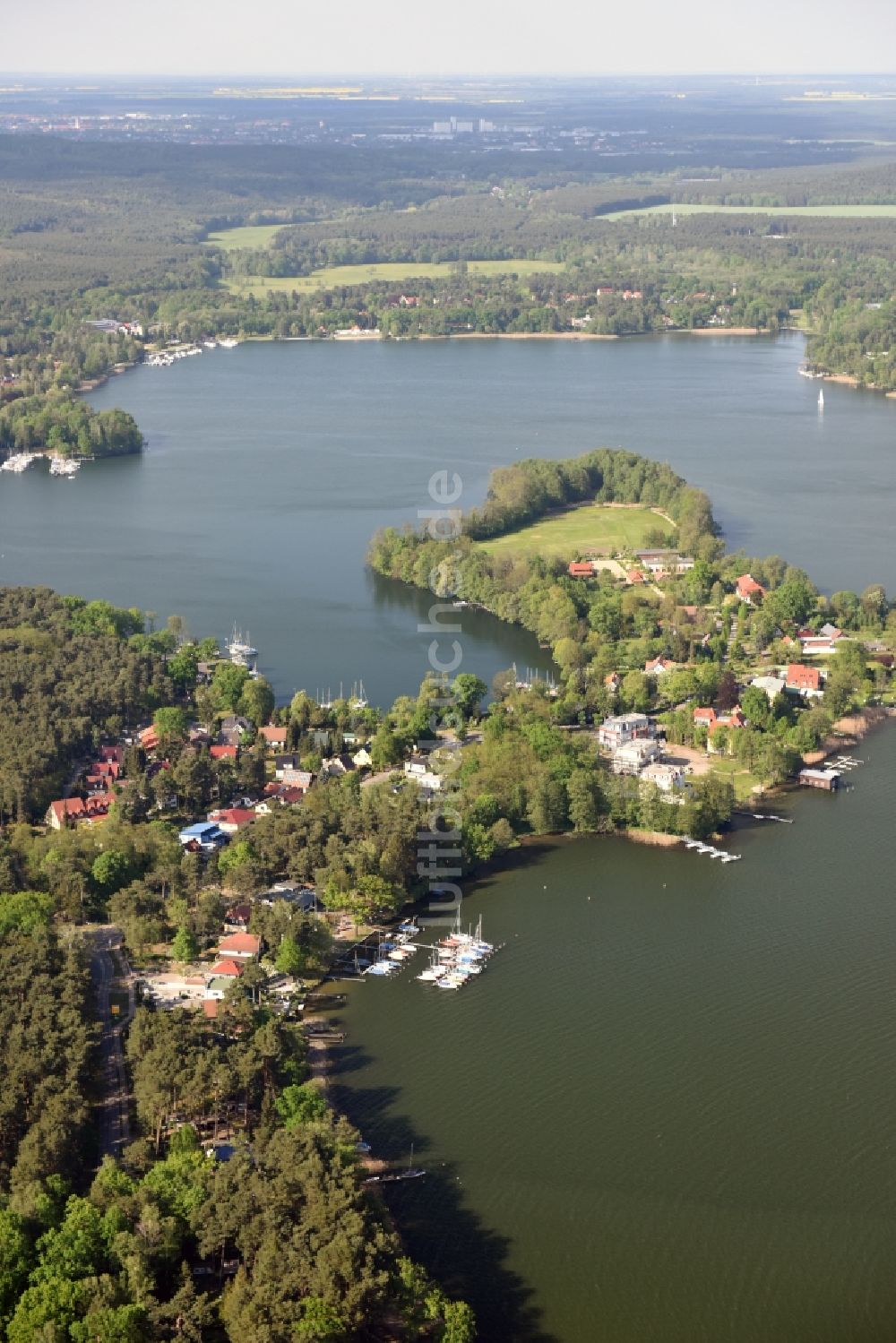 Bad Saarow von oben - See- Insel auf dem Scharmützelsee in Bad Saarow im Bundesland Brandenburg