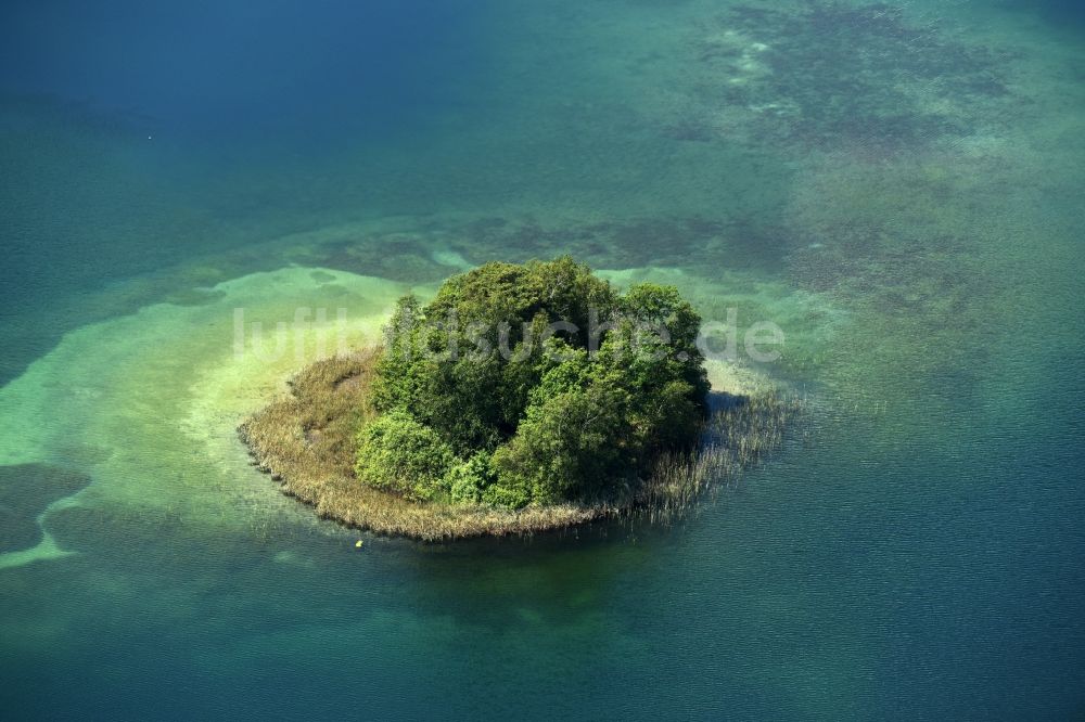 Heimland von oben - See- Insel auf dem See Großer Wummsee in Heimland im Bundesland Brandenburg