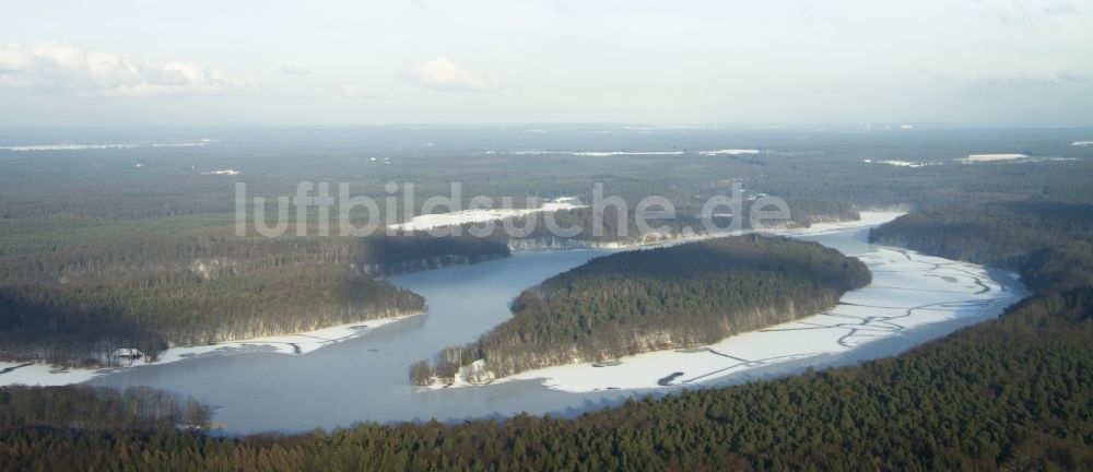 Lanke aus der Vogelperspektive: See- Insel auf dem winterlich schneebedeckten Liepnitzsee in Lanke im Bundesland Brandenburg