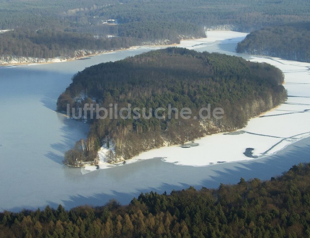 Luftbild Lanke - See- Insel auf dem winterlich schneebedeckten Liepnitzsee in Lanke im Bundesland Brandenburg