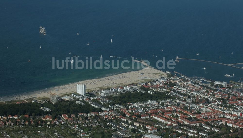 Luftaufnahme Rostock - Seebad Warnemünde, ein Stadtteil von Rostock im Bundesland Mecklenburg-Vorpommern