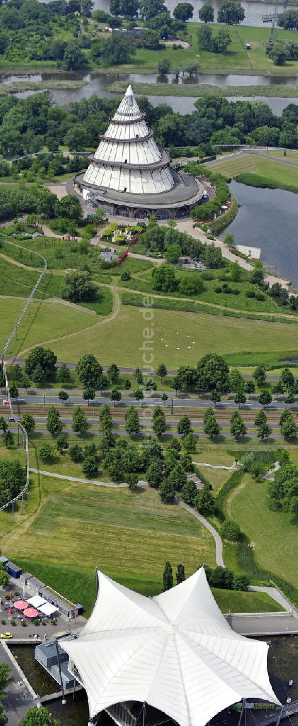 Luftbild Magdeburg - Seebühne und Jahrtausendturm im Elbauenpark