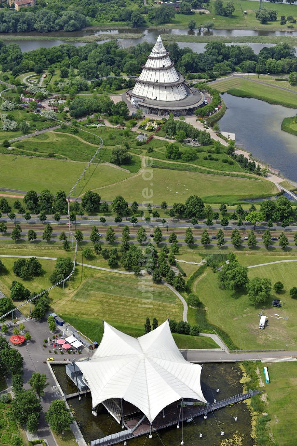 Luftaufnahme Magdeburg - Seebühne und Jahrtausendturm im Elbauenpark