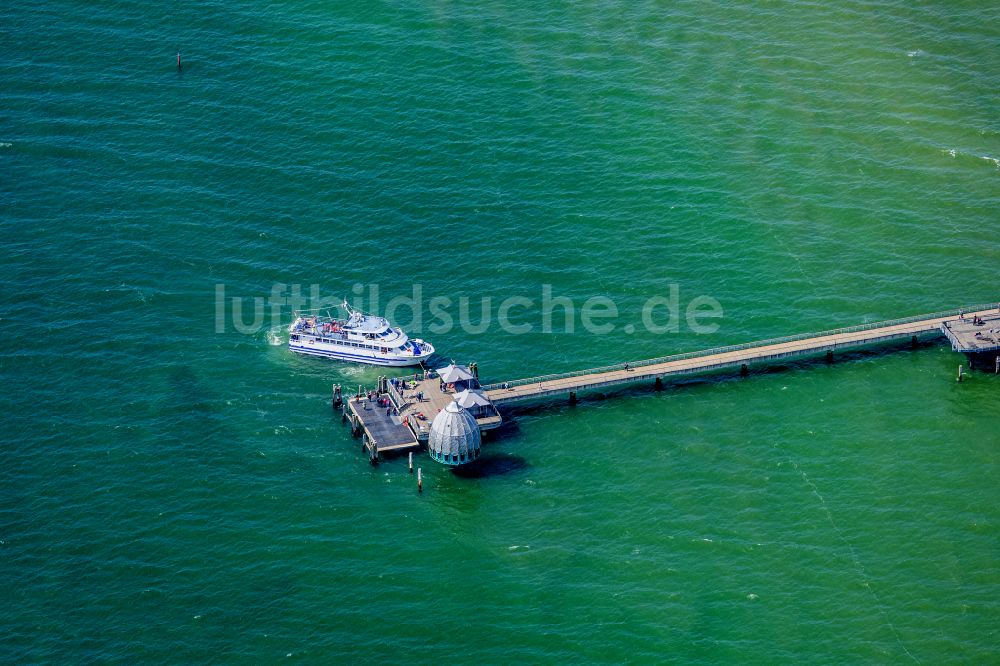 Grömitz von oben - Seebrücke mit Ausflugsboot an der Meeres-Küste der Ostsee in Grömitz im Bundesland Schleswig-Holstein