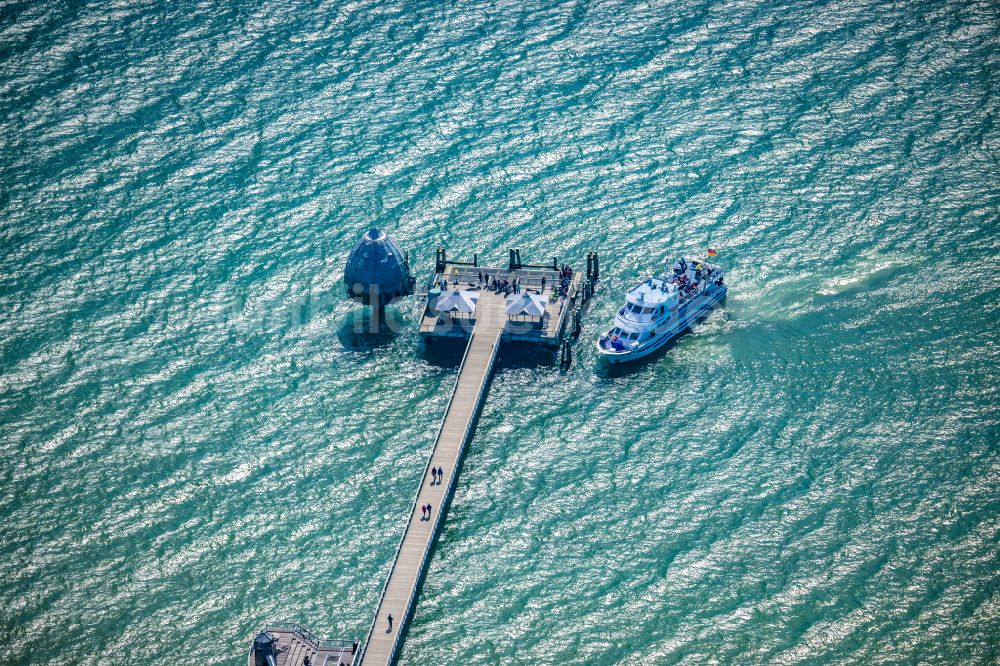 Grömitz aus der Vogelperspektive: Seebrücke mit Ausflugsboot an der Meeres-Küste der Ostsee in Grömitz im Bundesland Schleswig-Holstein