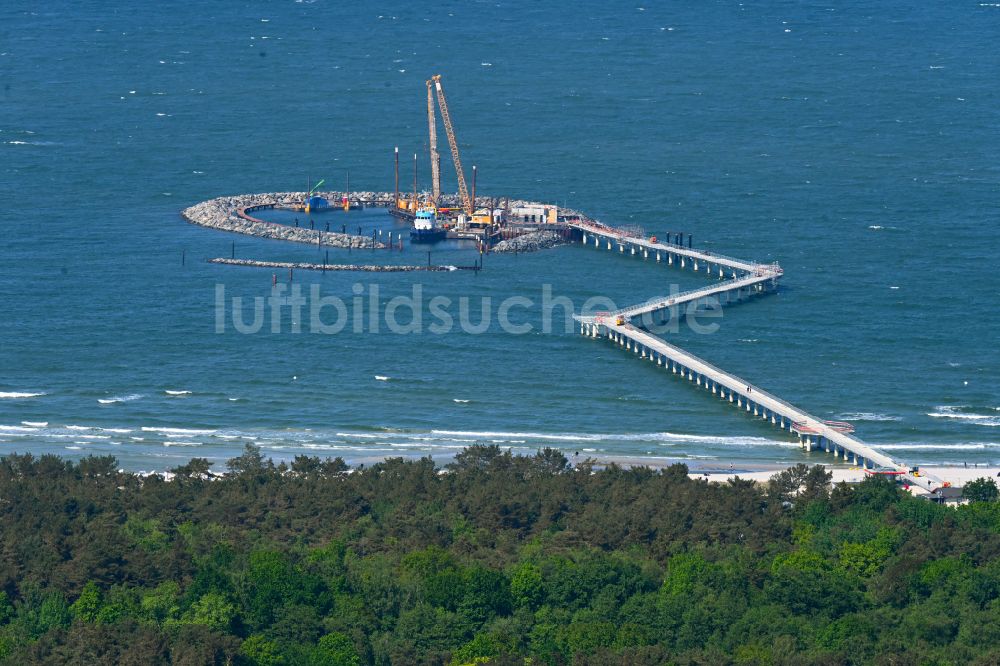 Prerow aus der Vogelperspektive: Seebrücke und Inselhafen auf der Ostsee in Prerow im Bundesland Mecklenburg-Vorpommern, Deutschland