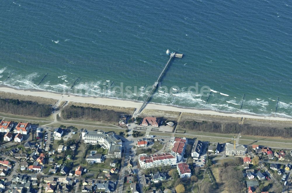 Zingst aus der Vogelperspektive: Seebrücke an der Ostseeküste in Zingst im Bundesland Mecklenburg-Vorpommern