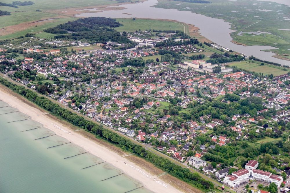 Zingst aus der Vogelperspektive: Seebrücke an der Ostseeküste in Zingst im Bundesland Mecklenburg-Vorpommern