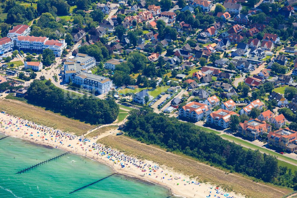 Zingst von oben - Seebrücke am Sandstrand der Ostsee in Zingst im Bundesland Mecklenburg-Vorpommern, Deutschland