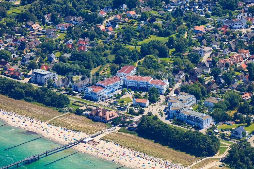 Zingst aus der Vogelperspektive: Seebrücke am Sandstrand der Ostsee in Zingst im Bundesland Mecklenburg-Vorpommern, Deutschland