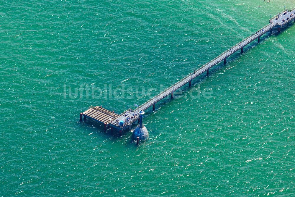 Zingst von oben - Seebrücke am Sandstrand der Ostsee in Zingst im Bundesland Mecklenburg-Vorpommern, Deutschland