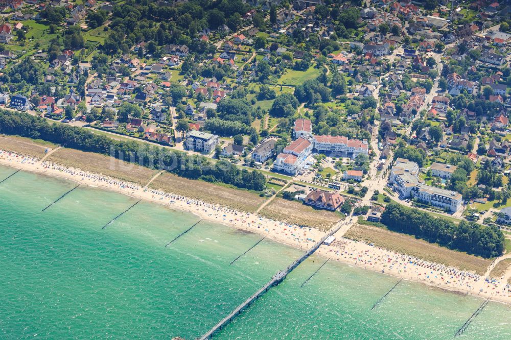 Zingst aus der Vogelperspektive: Seebrücke am Sandstrand der Ostsee in Zingst im Bundesland Mecklenburg-Vorpommern, Deutschland