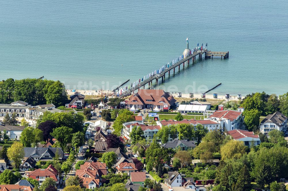 Zingst von oben - Seebrücke am Sandstrand der Ostsee in Zingst im Bundesland Mecklenburg-Vorpommern, Deutschland