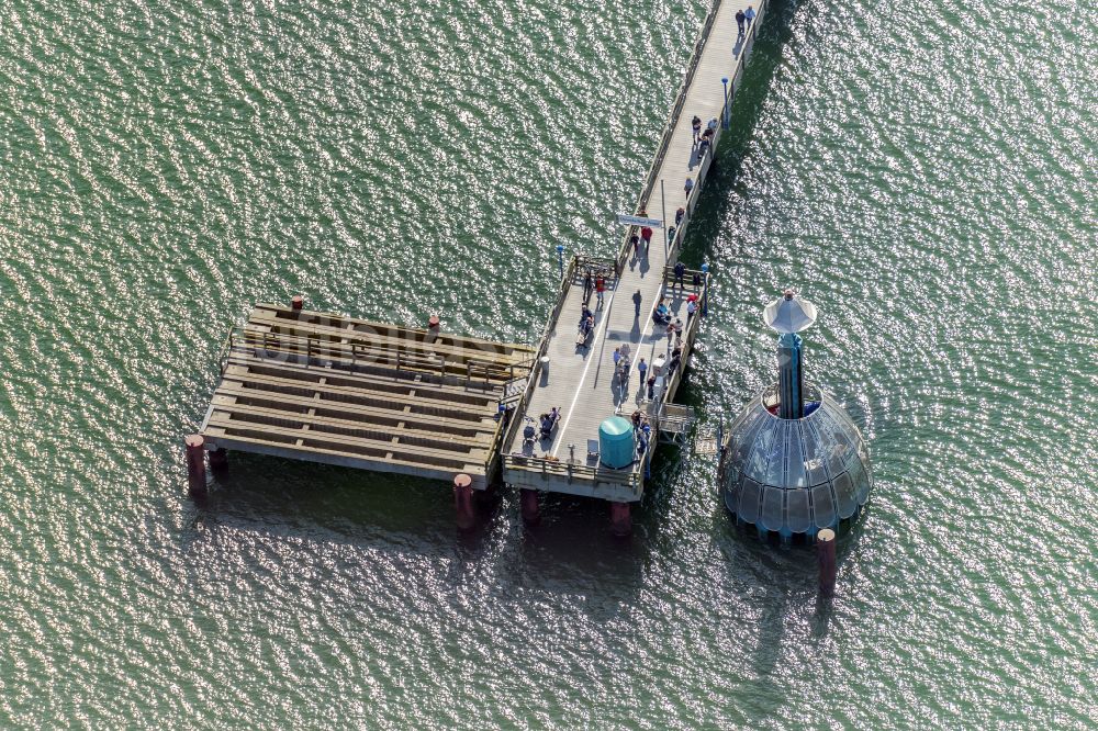 Luftbild Zingst - Seebrücke am Sandstrand der Ostsee in Zingst im Bundesland Mecklenburg-Vorpommern, Deutschland