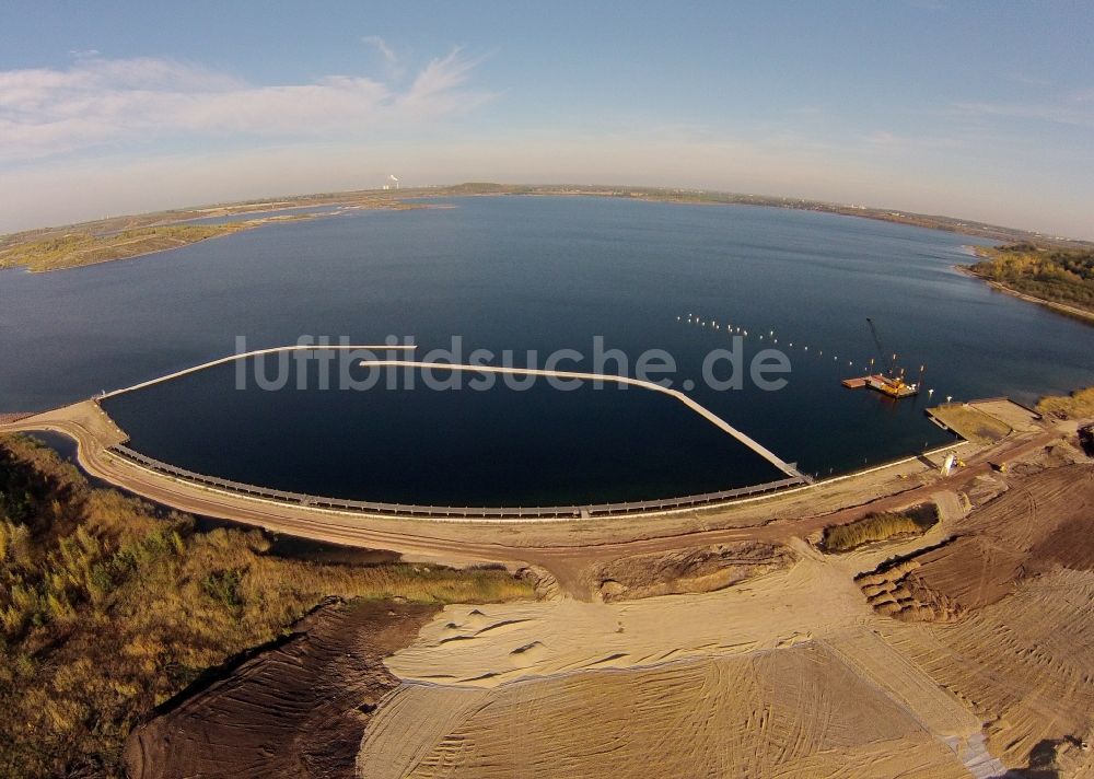 Luftaufnahme Mücheln - Seebrücken - Neubau am Ufer des durch Rekultivierung eines Braunkohle - Tagebaus entstandenen See der Bergbaufolgelandschaft Geiseltal im Bundesland Sachsen-Anhalt