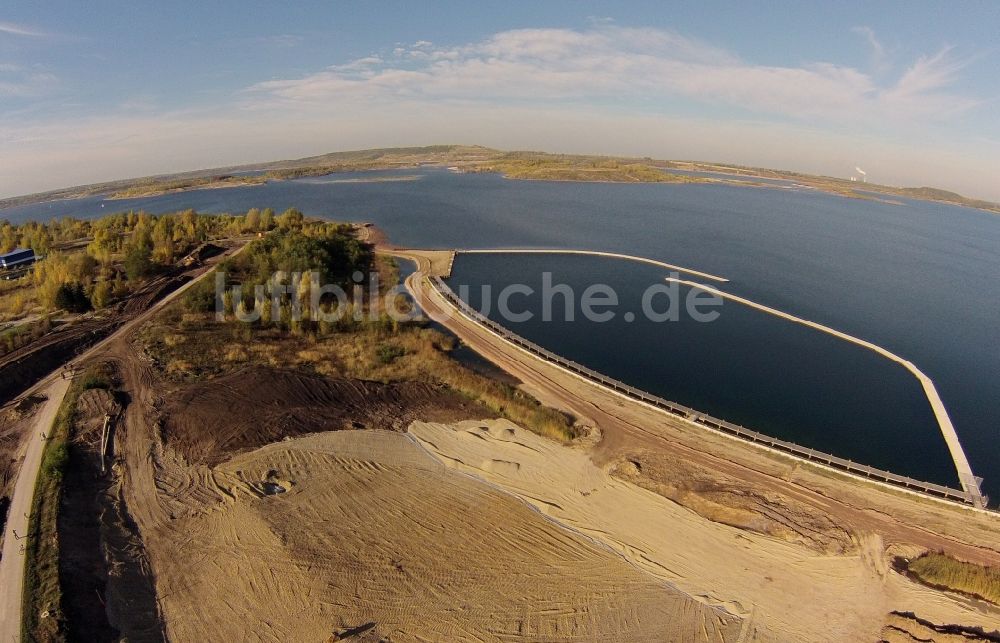 Mücheln von oben - Seebrücken - Neubau am Ufer des durch Rekultivierung eines Braunkohle - Tagebaus entstandenen See der Bergbaufolgelandschaft Geiseltal im Bundesland Sachsen-Anhalt