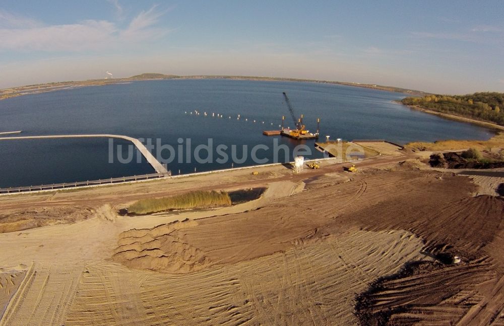 Mücheln aus der Vogelperspektive: Seebrücken - Neubau am Ufer des durch Rekultivierung eines Braunkohle - Tagebaus entstandenen See der Bergbaufolgelandschaft Geiseltal im Bundesland Sachsen-Anhalt