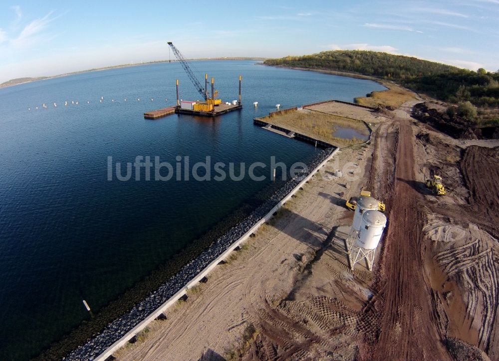 Luftbild Mücheln - Seebrücken - Neubau am Ufer des durch Rekultivierung eines Braunkohle - Tagebaus entstandenen See der Bergbaufolgelandschaft Geiseltal im Bundesland Sachsen-Anhalt