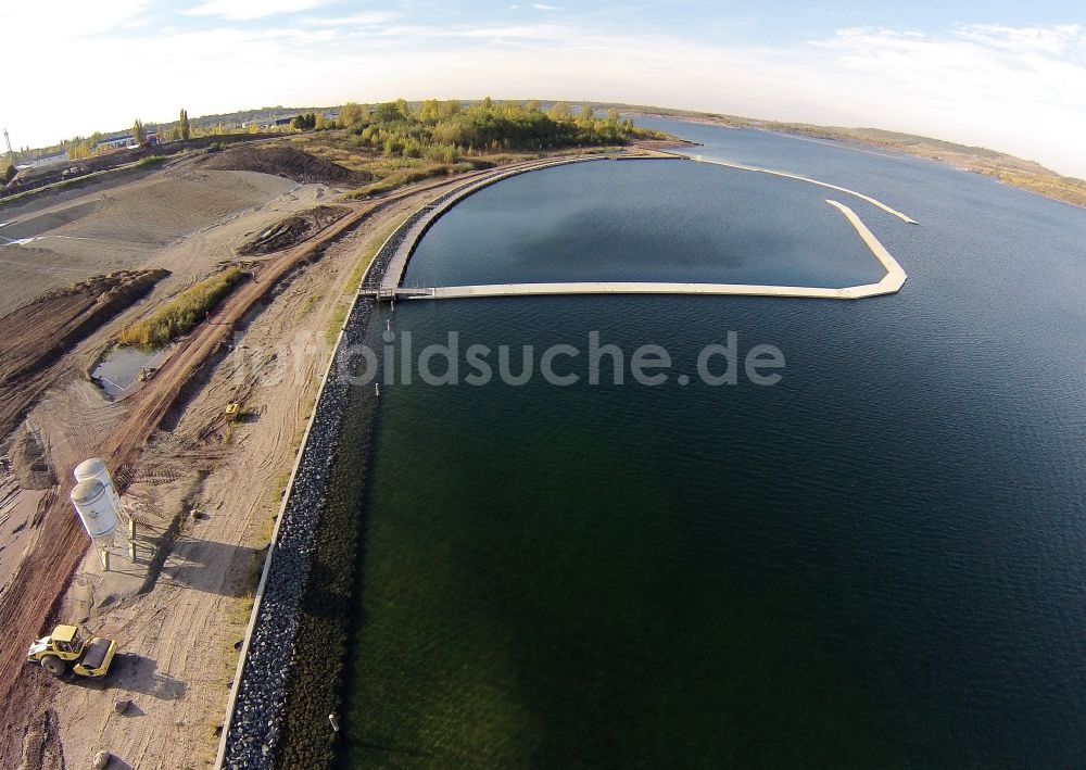 Mücheln von oben - Seebrücken - Neubau am Ufer des durch Rekultivierung eines Braunkohle - Tagebaus entstandenen See der Bergbaufolgelandschaft Geiseltal im Bundesland Sachsen-Anhalt