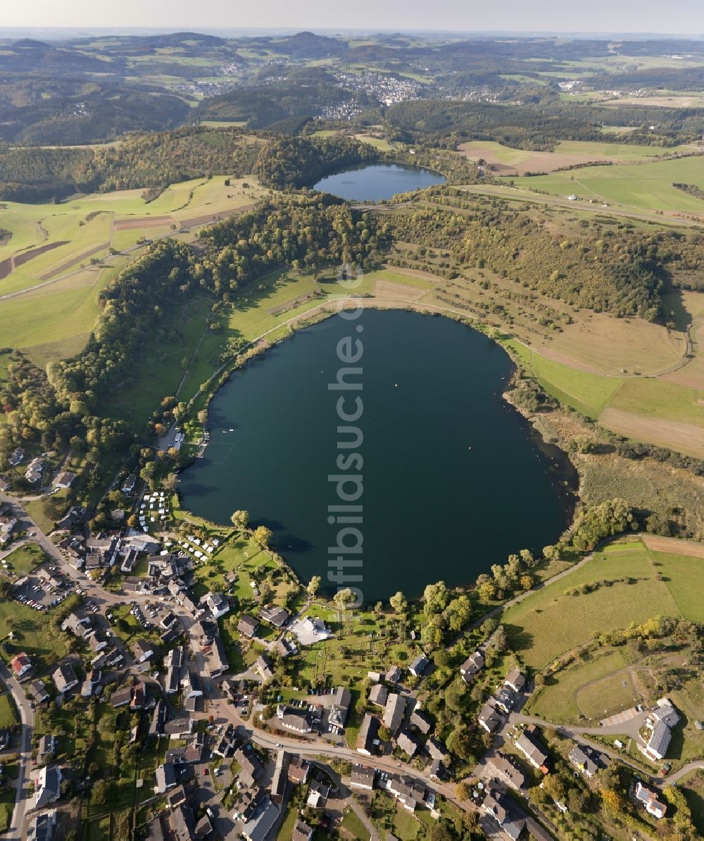 Luftaufnahme Schalkenmehren - Seelandschaft Dauner Maare in Schalkenmehren im Bundesland Rheinland-Pfalz