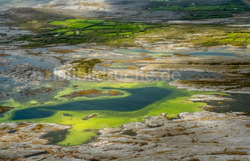 Mullaghmore Burren County von oben - Seen in den Burrenfelsen der Felsen- und Berglandschaft der Kalk- und Kreidefelsen in Mullaghmore Burren County in Clare, Irland