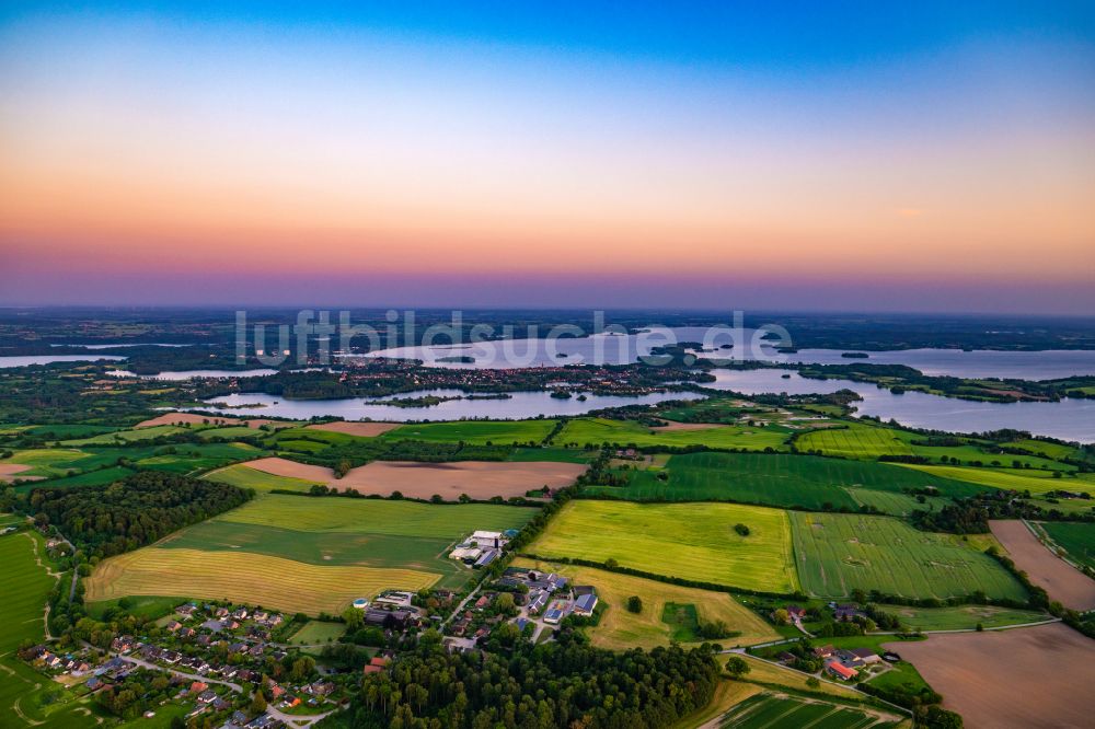 Plön von oben - Seen- Kette und Uferbereiche des Plöner Sees im Sonnenuntergang in Plön im Bundesland Schleswig-Holstein, Deutschland