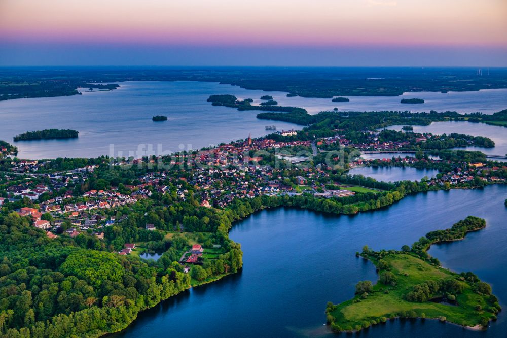 Plön aus der Vogelperspektive: Seen- Kette und Uferbereiche des Plöner Sees im Sonnenuntergang in Plön im Bundesland Schleswig-Holstein, Deutschland