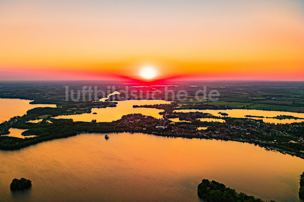 Luftaufnahme Plön - Seen- Kette und Uferbereiche des Plöner Sees im Sonnenuntergang in Plön im Bundesland Schleswig-Holstein, Deutschland