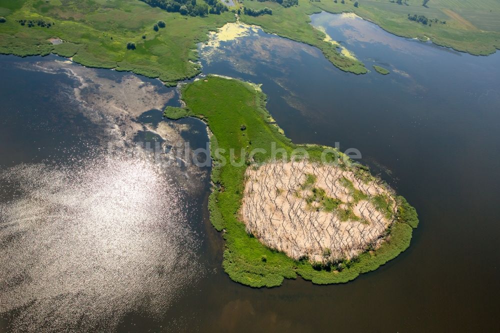 Polchowo von oben - Seen- Kette und Uferbereiche in Polchowo in Westpommern, Polen