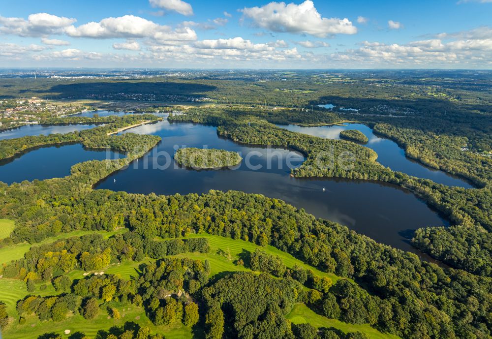 Duisburg aus der Vogelperspektive: Seen- Kette und Uferbereiche der Sechs-Seen-Platte im Stadtteil Wedau in Duisburg im Bundesland Nordrhein-Westfalen, Deutschland