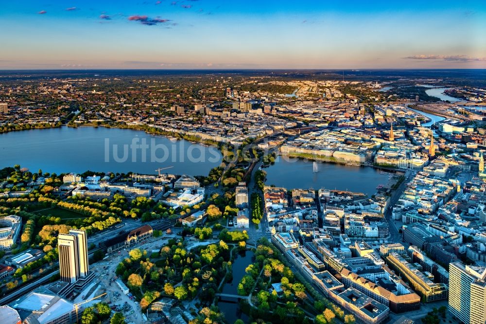 Hamburg von oben - Seen- Kette und Uferbereiche des Sees Außenalster - Binnenalster in Hamburg, Deutschland