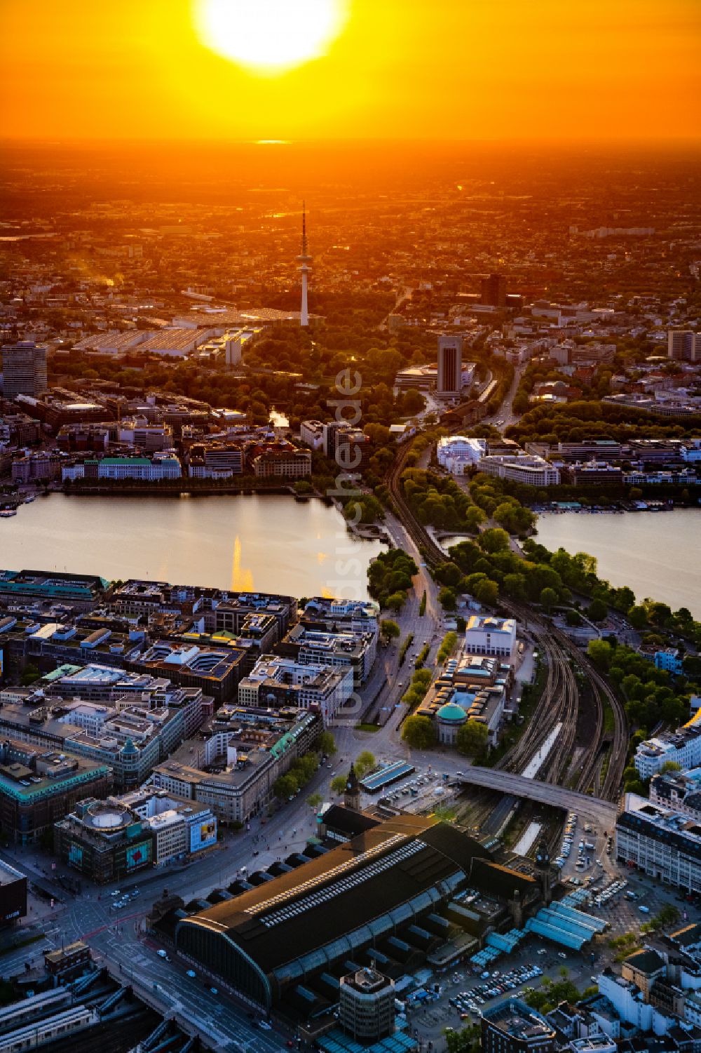 Luftaufnahme Hamburg - Seen- Kette und Uferbereiche des Sees Außenalster - Binnenalster in Hamburg, Deutschland