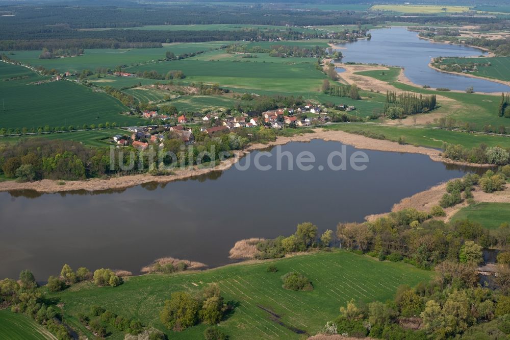 Bagow aus der Vogelperspektive: Seen- Kette und Uferbereiche des Sees Beetzsee in Bagow im Bundesland Brandenburg, Deutschland